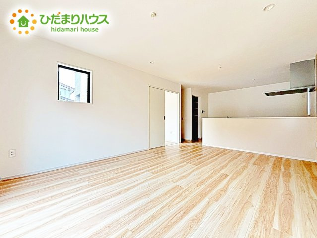 【居間・リビング】 | 水戸市酒門町15期　新築戸建　2号棟 | 明るく開放的な空間が広がるLDK。室内には豊かな陽光が注ぎ込み、爽やかな住空間を演出。ホームパーティーでもゲストと一緒に料理を楽しみながら楽しい時間を過ごせそう。