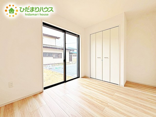 【洋室】 | 水戸市酒門町15期　新築戸建　2号棟 | 洗練された空間にやわらかい光が差し込み、お気に入りの家具や小物が映えます。