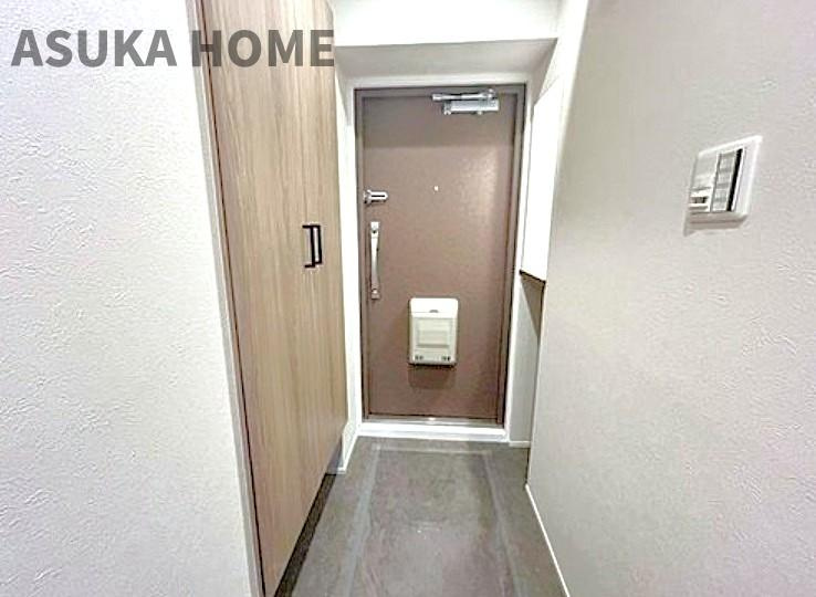 三ツ沢ハイタウンの玄関|玄関横には、たっぷり収納の大型シューズボックスも嬉しい設備です♪