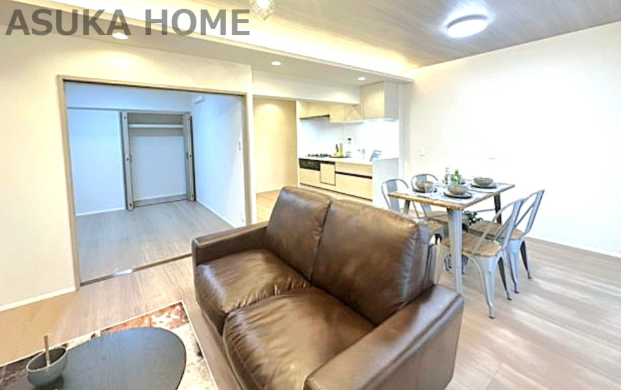 三ツ沢ハイタウンの居間・リビング|向きに大きく開いた窓からは、明るい陽射しが射し込みます。