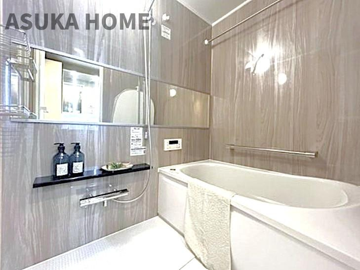 三ツ沢ハイタウンの浴室|ゆったり足が伸ばせるので、毎日の疲れを癒すバスタイムを実現。