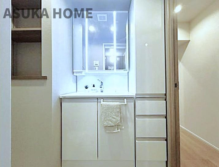 三ツ沢ハイタウンの独立洗面台|一日の始まりの朝、歯磨きをしたりメイクや髪をセットしたり・・・使いやすさが考えられた3面鏡です♪