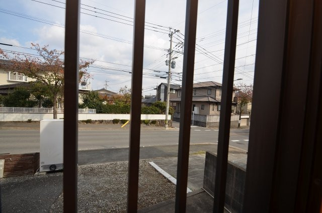 コーユー鷹見台A棟の展望|1階格子あり。防犯面に安全です。