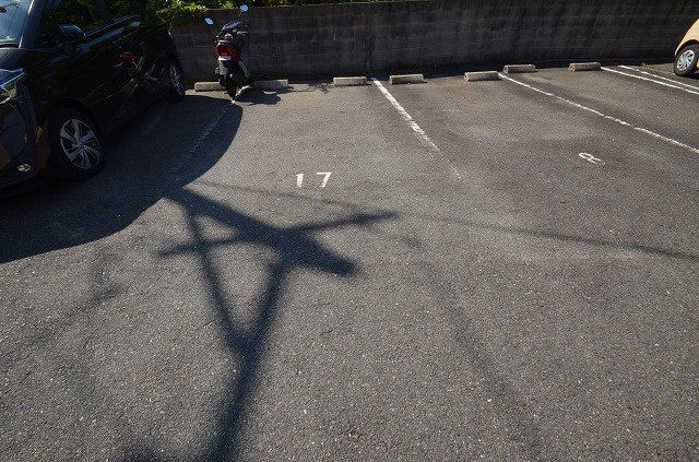 コーユー鷹見台A棟の駐車場