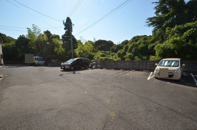 コーユー鷹見台A棟の駐車場