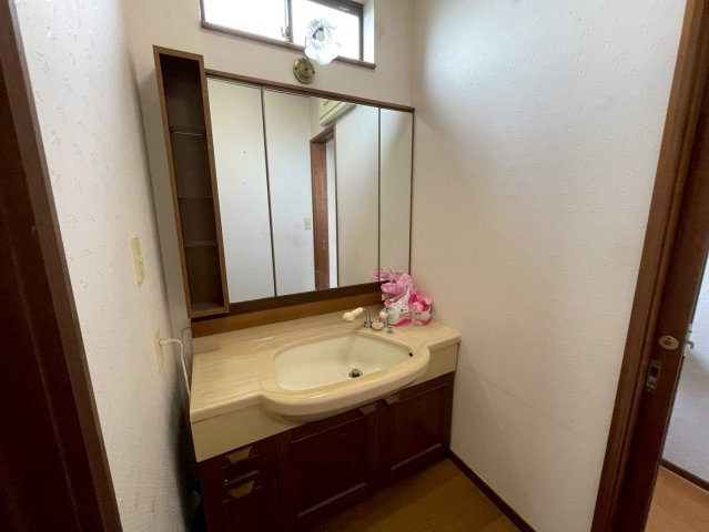 潮来市小泉　中古戸建の独立洗面台