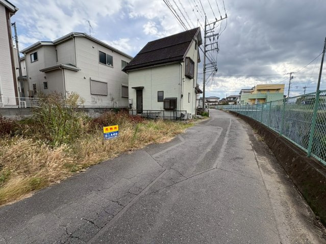 坂戸市片柳　建築条件なし売地　東武東上線『北坂戸駅』徒歩9分　【片柳小学区】の前面道路含む現地写真