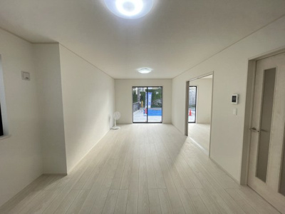 【居間・リビング】 | 沖縄市南桃原（全2棟）ラストB号棟 | B号棟　LDK16.62帖♪