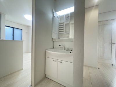 【独立洗面台】 | 沖縄市南桃原（全2棟）ラストB号棟 | B号棟　三面鏡付き洗髪洗面化粧台♪