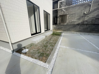 【庭】 | 沖縄市南桃原（全2棟）ラストB号棟 | B号棟　綺麗な芝が植えてあります♪