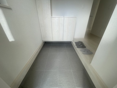 【玄関】 | 沖縄市南桃原（全2棟）ラストB号棟 | B号棟　十分なスペースの玄関♪