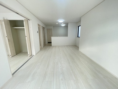 【居間・リビング】 | 沖縄市南桃原（全2棟）ラストB号棟 | B号棟　LDK16.62帖♪