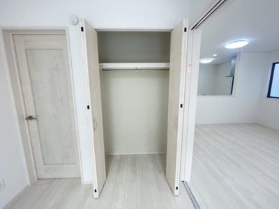 【収納】 | 沖縄市南桃原（全2棟）ラストB号棟 | B号棟　洋室5帖＋CL付き♪