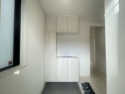 【玄関】 | 沖縄市南桃原（全2棟）ラストB号棟 | B号棟　十分な収納付き玄関♪