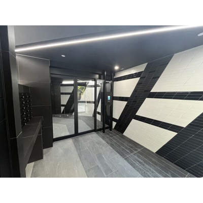 【エントランス】 | グランドロアール上新庄 | 落ち着いたエントランスです