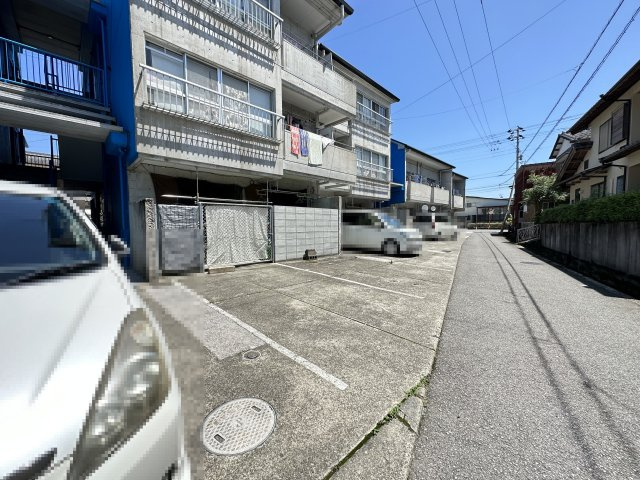あぞのハイツの駐車場