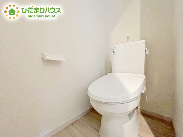 【トイレ】 | 水戸市笠原町2期　新築戸建　3号棟 | 温水洗浄便座なら、年中温かいので、安心して座ることができます。さらに、身体が冷えることもないため、便座カバーを付ける必要もありません。