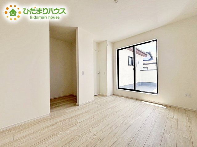 【寝室】 | 水戸市笠原町2期　新築戸建　3号棟 | バルコニーに面していて、たっぷり光りの入る明るい主寝室です！