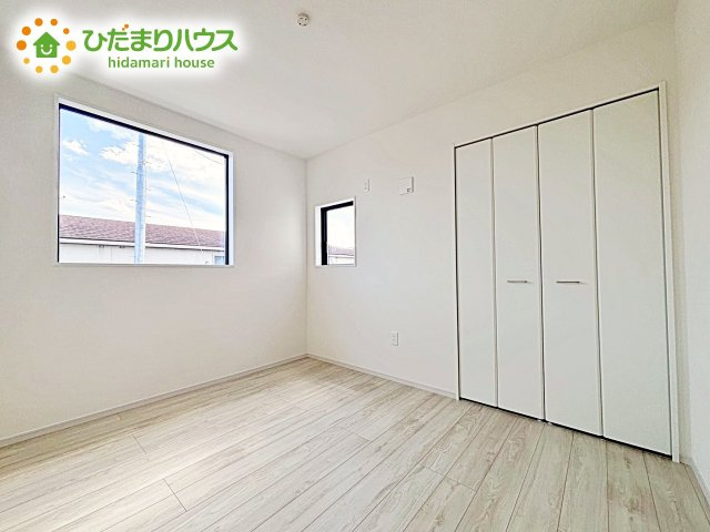 【洋室】 | 水戸市笠原町2期　新築戸建　3号棟 | 明るい日差しが降り注ぐお部屋に、居心地の良さを感じさせるコーディネート。家具やカーテンでお気に入りのお部屋に♪