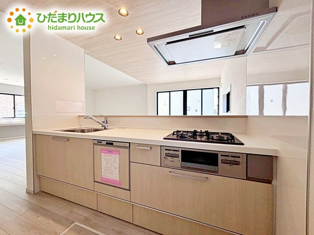 【キッチン】 | 水戸市笠原町2期　新築戸建　3号棟 | シンプルなシステムキッチン♪広々としていてお料理をするのにも十分な広さがあります！お子様とお菓子作りをしたり、新しいお料理に挑戦したり毎日の家事が楽しくなりそうです！