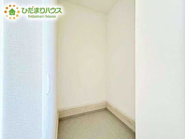 【収納】 | 水戸市笠原町2期　新築戸建　3号棟 | シューズインクローゼットは、靴以外にもゴルフバックやベビーカーを置くことができ、 散らかりがちな玄関もスッキリします。