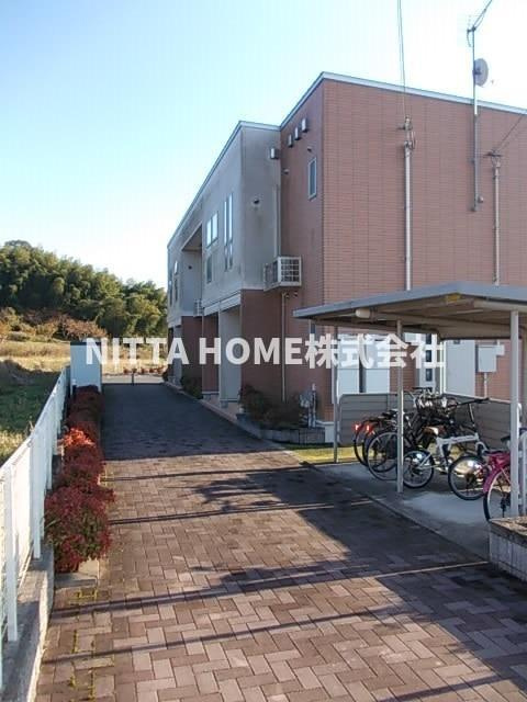 グランコートⅡのエントランス|屋根付きの駐輪場は無料です☆