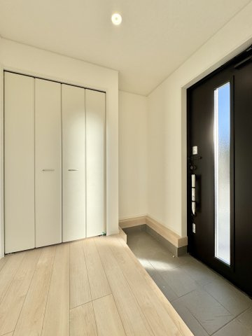 浜名区高畑　第一の玄関|スタイリッシュな玄関。収納スペースも豊富です♪