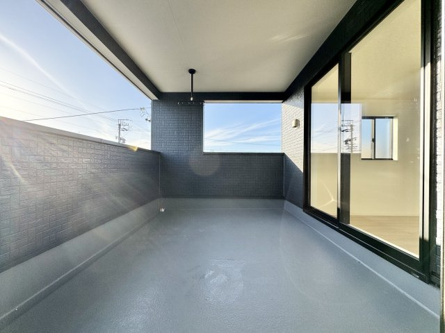 浜名区高畑　第一のバルコニー|ゆとりのある広さが魅力のワイドバルコニー。洗濯物やお布団もたっぷり干せ、毎日の家事が快適に行えます。