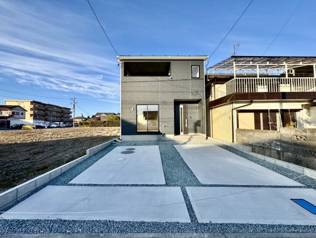 浜名区高畑　第一の前面道路含む現地写真|駐車場含めた外観写真です。