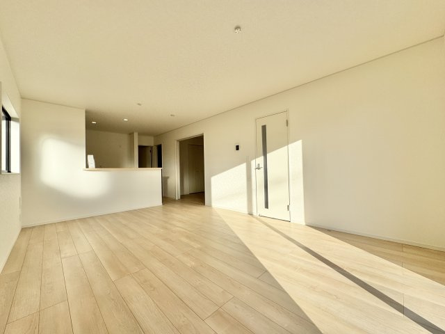 浜名区高畑　第一の居間・リビング|大きな窓からたっぷりと陽光が差し込む、明るく開放的なLDK。木目調のフローリングが空間全体にやさしい温もりを与えます！