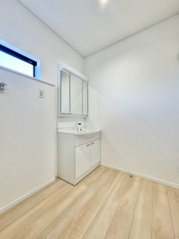 浜名区高畑　第一の独立洗面台|白を基調とした、清潔感あふれる洗面スペース。収納付きの洗面化粧台で、毎日の身支度もすっきり整います。