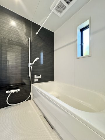 浜名区高畑　第一の浴室|ダークカラーのアクセントパネルが落ち着いた印象の浴室。一日の疲れをゆっくり癒せる、清潔感のあるバスルームです。