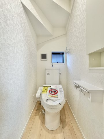 浜名区高畑　第一のトイレ|白を基調とした、すっきりとしたトイレ空間。窓付きで換気もしやすく、快適にお使いいただけます。