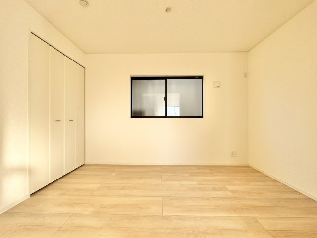 浜名区高畑　第一の洋室|1階　約5帖の洋室です。LDKに隣接した洋室は、お子さまのプレイルームやお昼寝スペースにも最適！家事をしながらでも目が届きやすく、子育て世帯に嬉しい間取りです。