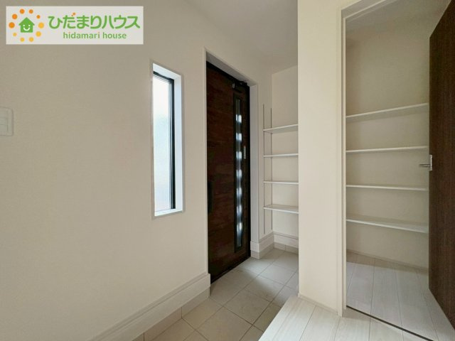 那珂市菅谷16期　新築戸建　2号棟の玄関|スニーカーマニアも納得の天井まであるシューズボックス!(^^)!