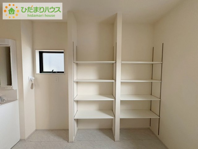 那珂市菅谷16期　新築戸建　2号棟の収納|ゆったりとした洗面所には物入れを完備！タオルや洗剤をしまえます(^^)/