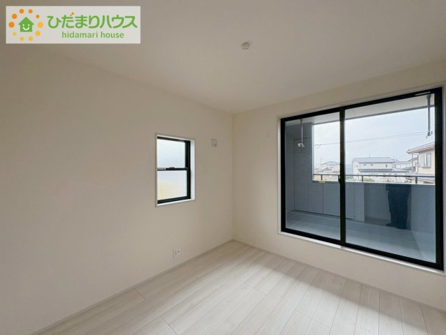 那珂市菅谷16期　新築戸建　2号棟の寝室|バルコニーに面していて、たっぷり光りの入る明るい主寝室です！