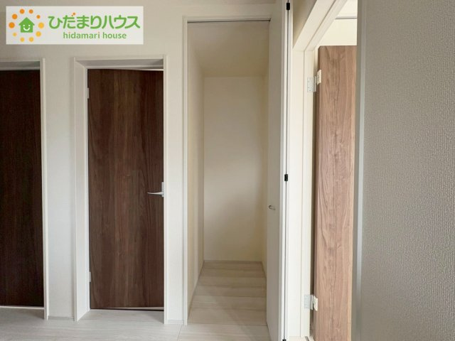 那珂市菅谷16期　新築戸建　2号棟の収納|便利な廊下収納があるので掃除機や買いだめする洗面所用品はもちろん、箱買いしたペットボトルまでしまえます(^^)