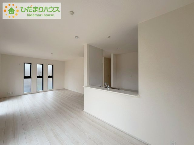 那珂市菅谷16期　新築戸建　2号棟の居間・リビング|南向きのリビングではぽかぽかの日差しが感じられます☆彡