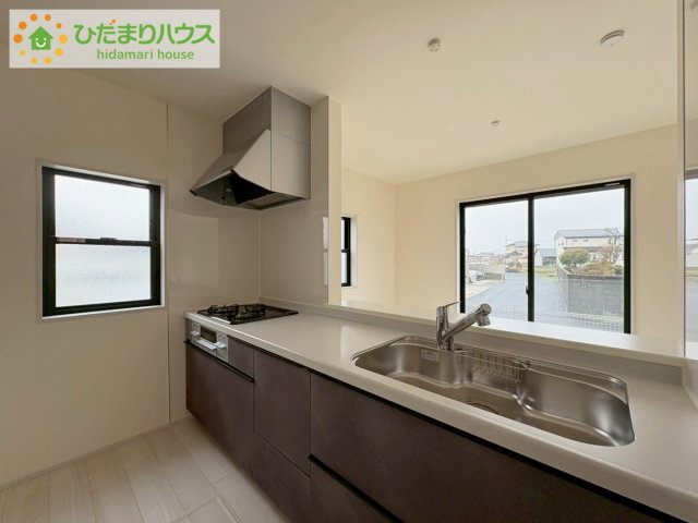 那珂市菅谷16期　新築戸建　2号棟のキッチン|3口コンロでお料理する時間も短くなりそうですね(*‘∀‘)