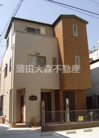 Js courtの外観|2007年3月築　軽量鉄骨造地上3階建て総戸数4戸　東京都大田区大森北6丁目の賃貸アパート
JR京浜東北線大森駅徒歩15分、京急本線平和島駅近最寄り徒歩4分、大森海岸駅徒歩10分