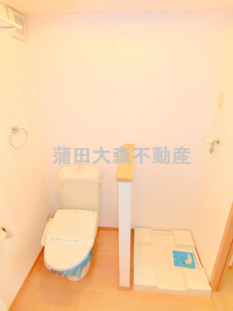 Js courtのトイレ|温水洗浄便座付きのトイレ　洗濯機置き場