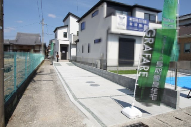 土佐市高岡町甲　1号棟　新築戸建（全2区画）の前面道路含む現地写真|前面道路　南側　幅4.2ｍ　公道　接面2.5ｍ