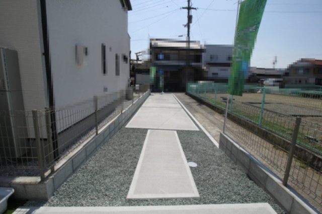 土佐市高岡町甲　1号棟　新築戸建（全2区画）の前面道路含む現地写真|前面道路　南側　幅4.2ｍ　公道　接面2.5ｍ
