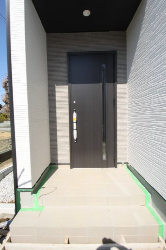 土佐市高岡町甲　1号棟　新築戸建（全2区画）の玄関