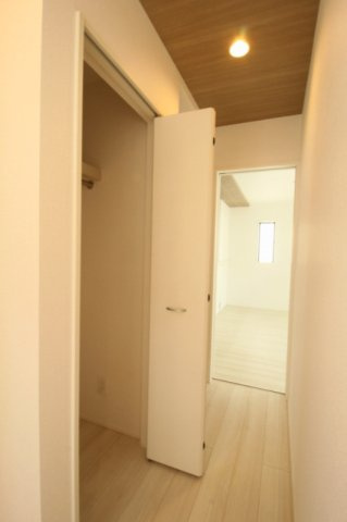 土佐市高岡町甲　1号棟　新築戸建（全2区画）の収納|ファミリークローゼット　（1Ｆ　ホール）　