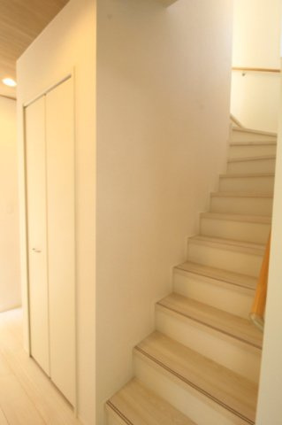 土佐市高岡町甲　1号棟　新築戸建（全2区画）の収納|ファミリークローゼット　（1Ｆ　ホール）　