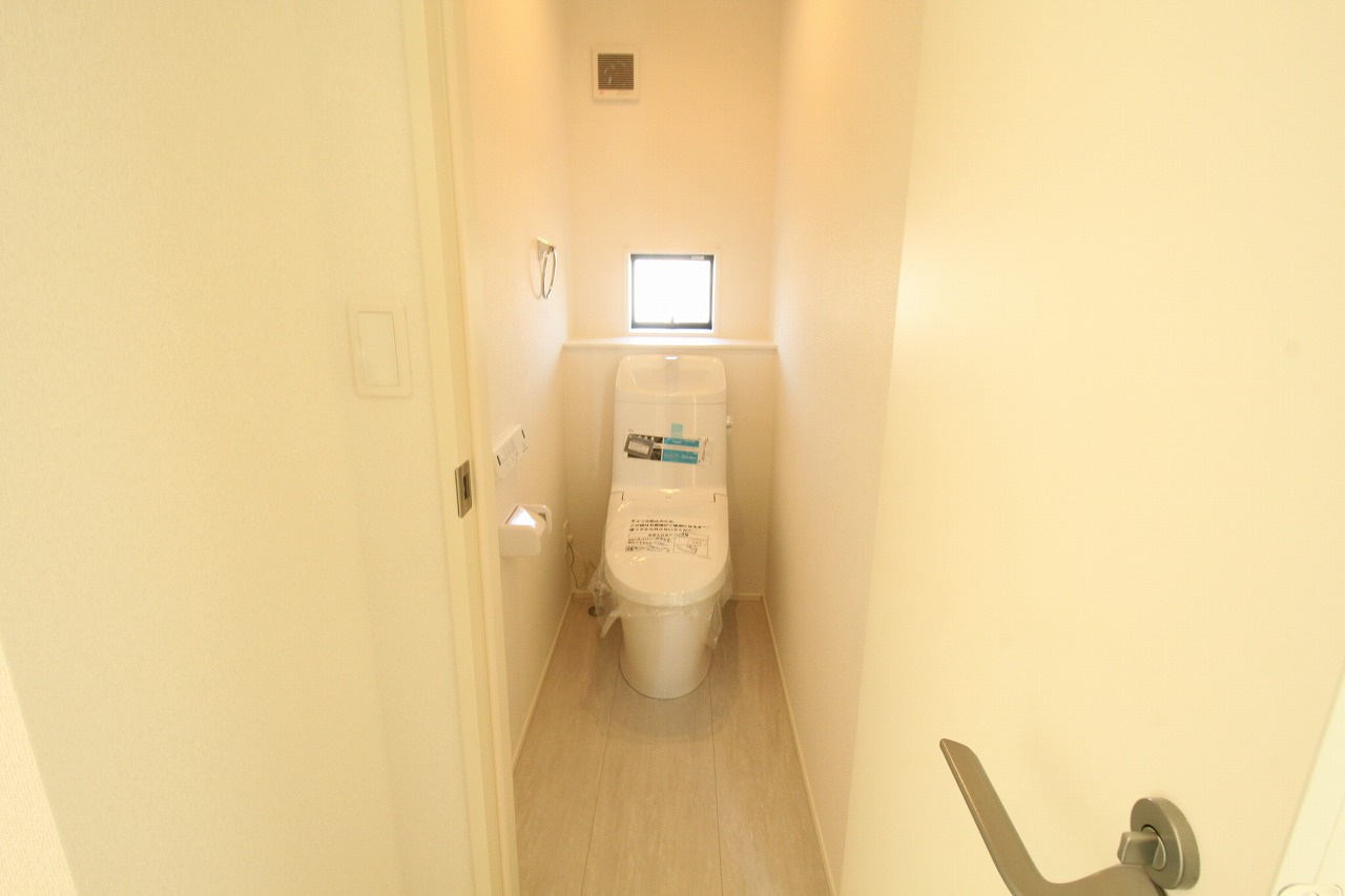 土佐市高岡町甲　1号棟　新築戸建（全2区画）のトイレ|2Ｆ　温水洗浄便座