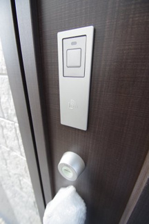 【防犯設備】 | 【仲介手数料無料！！】府中市四谷2丁目　新築戸建て（全5棟）3号棟　5730万円 | 玄関扉はカードキー対応