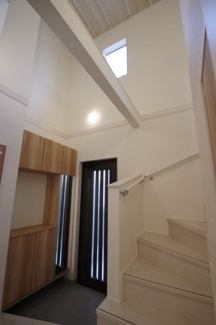 【玄関】 | 【仲介手数料無料！！】府中市四谷2丁目　新築戸建て（全5棟）3号棟　5730万円 | 玄関は吹き抜けになっています。